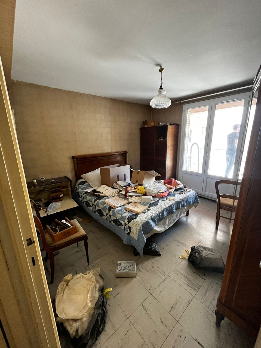 chambre plein d'affaires à vider