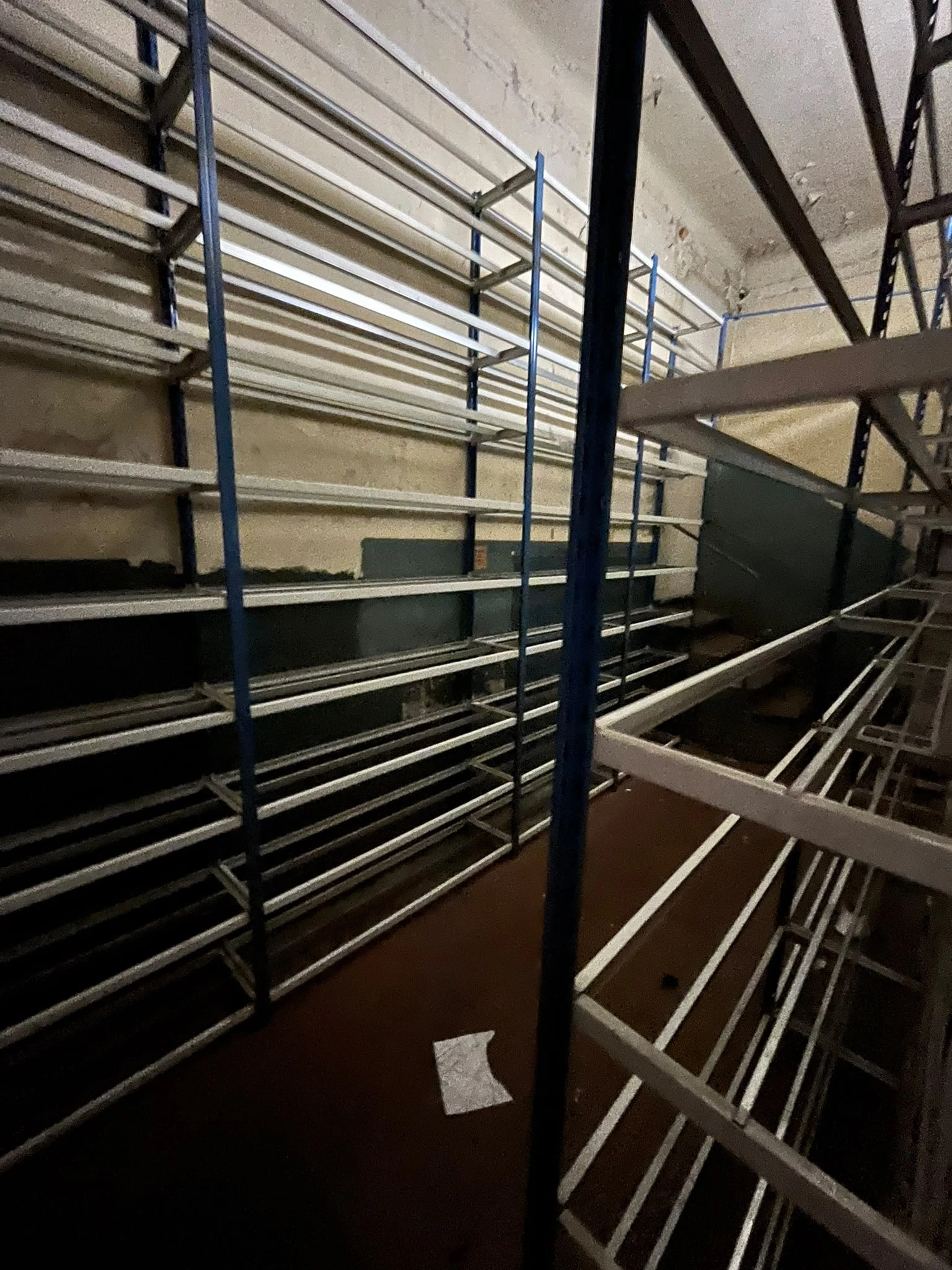 sous sol des archives vide