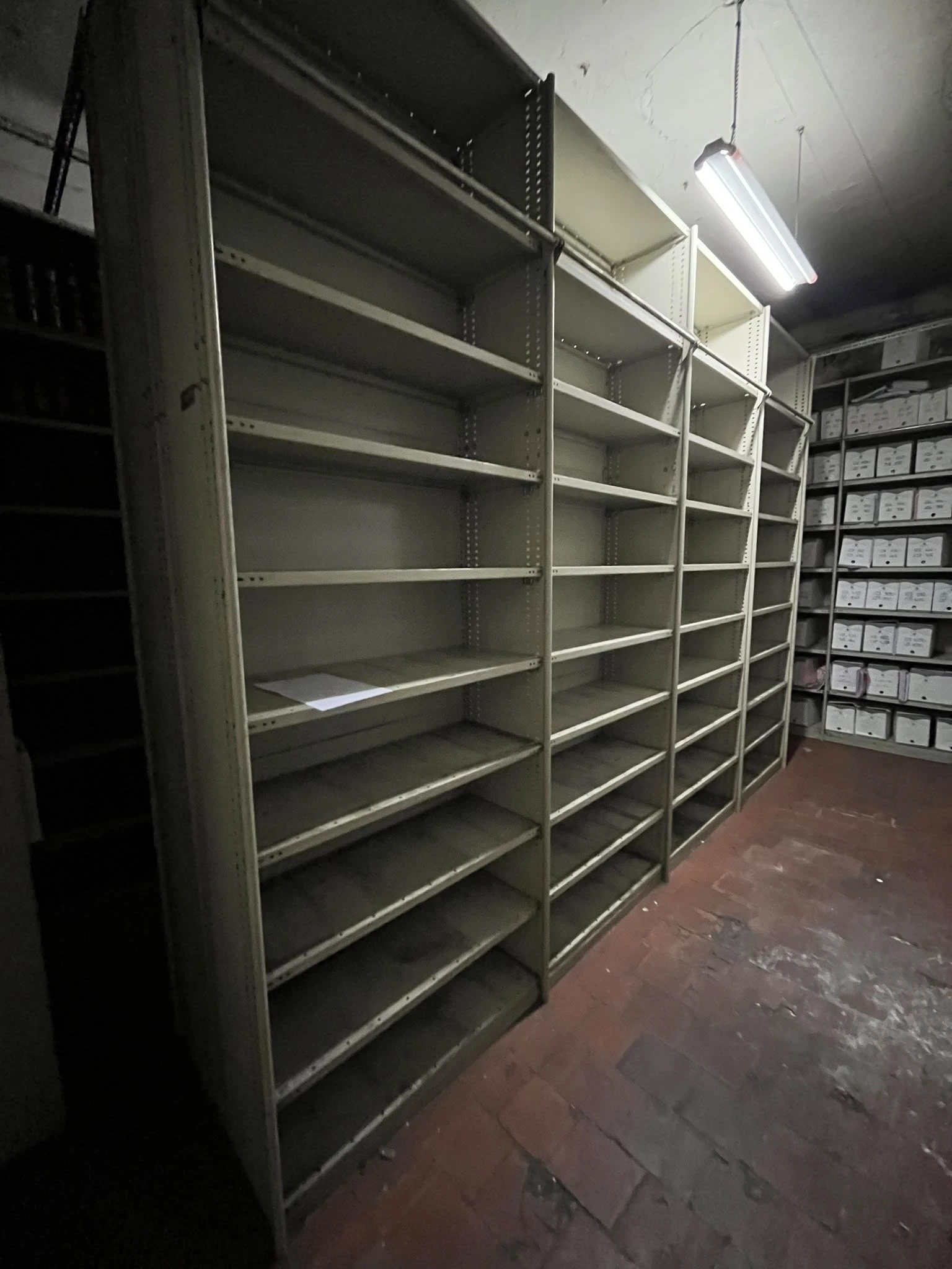 étagères d'archives vide