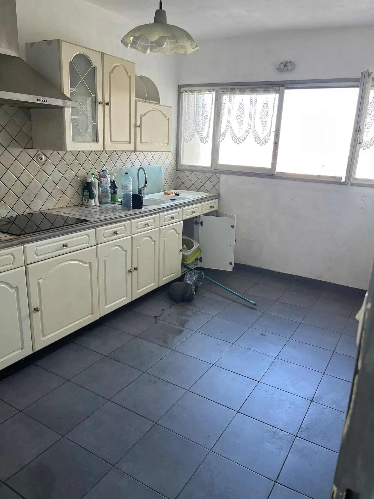 Débarras appartement Roy d'Espagne Marseille 13008 7 cuisine vidée après débarras roy d'espagne 13008