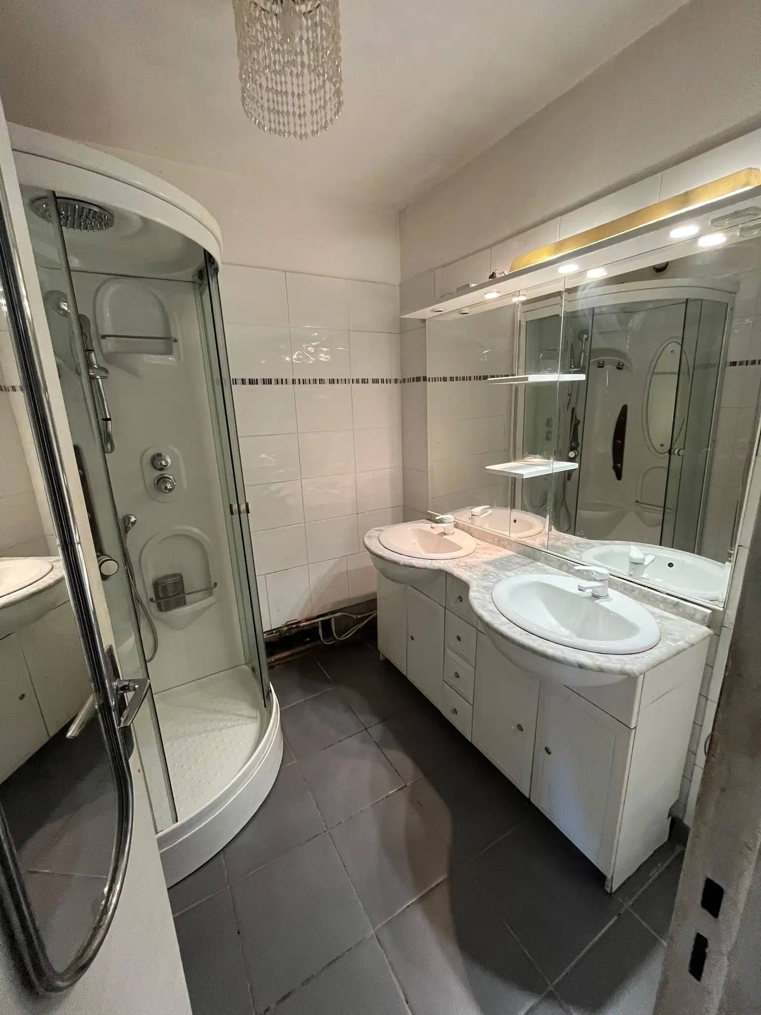 Débarras appartement Roy d'Espagne Marseille 13008 11 salle de bain vidée après débarras roy d'espagne